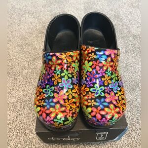 LIKE NEW Women’s Dansko Flower Power Clog Size 41 (10.5-11)